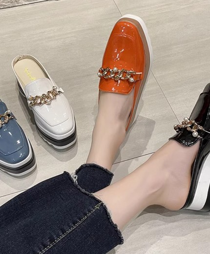 Thick-soled closed-toe sandals for women to wear as outerwear in the British style