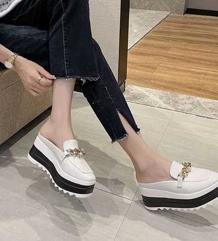 Thick-soled closed-toe sandals for women to wear as outerwear in the British style