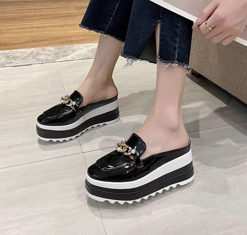 Thick-soled closed-toe sandals for women to wear as outerwear in the British style