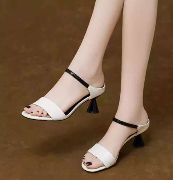 Internet celebrity patent leather three centimeters thin medium and small heel slippers
